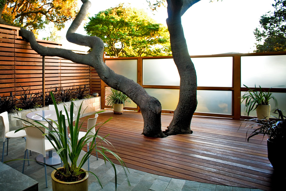 Стильный дизайн: маленькая терраса в современном стиле с забором для на участке и в саду - последний тренд