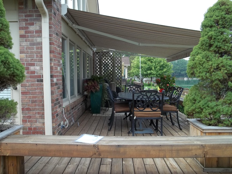 Esempio di una piccola terrazza classica dietro casa con un parasole