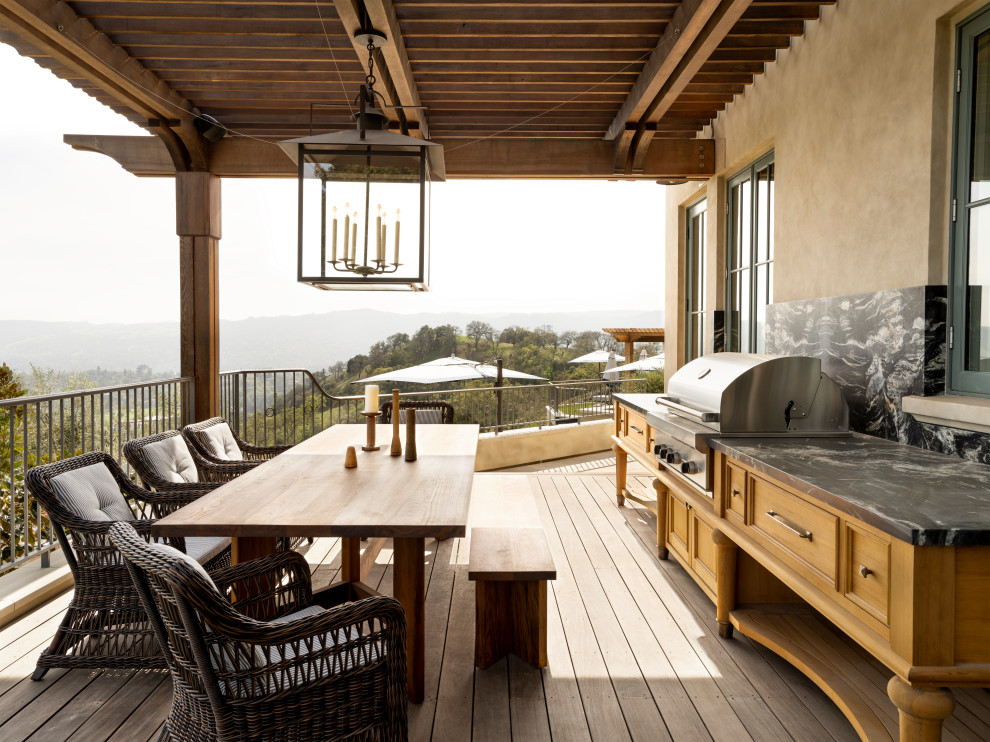 Diseño de terraza tradicional en anexo de casas con barandilla de metal