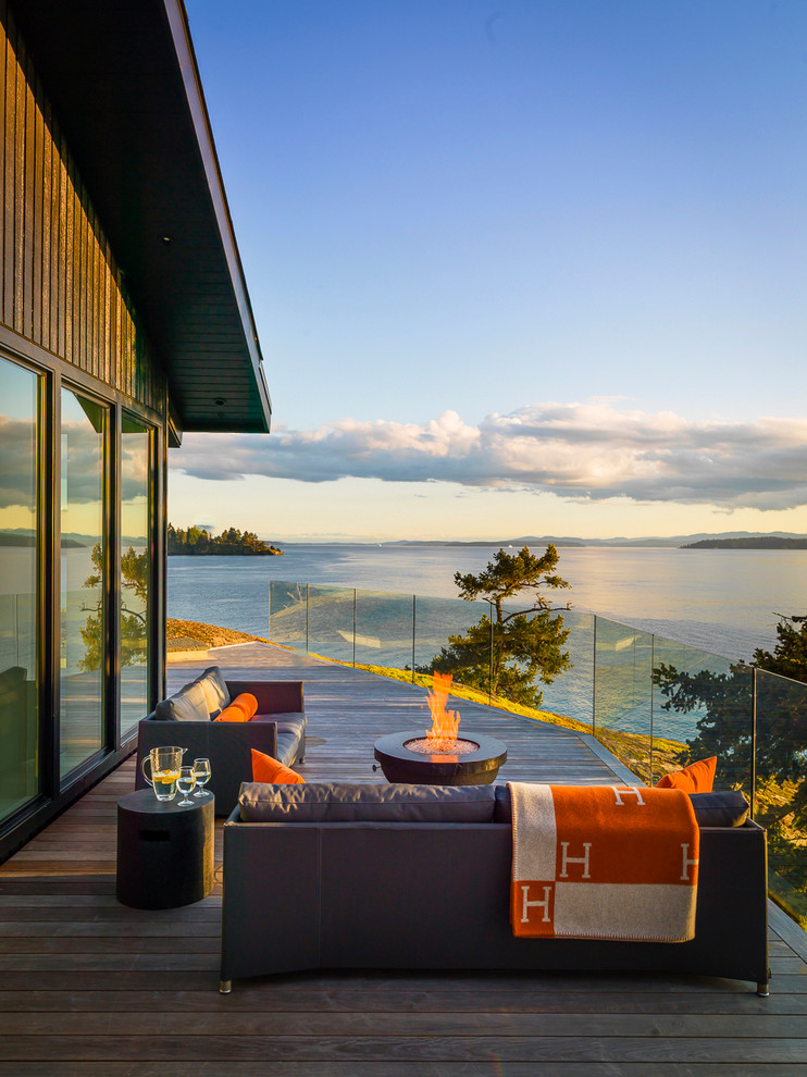 Inspiration for a coastal deck remodel in Vancouver