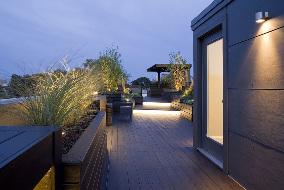Immagine di una terrazza minimal sul tetto e sul tetto con con illuminazione