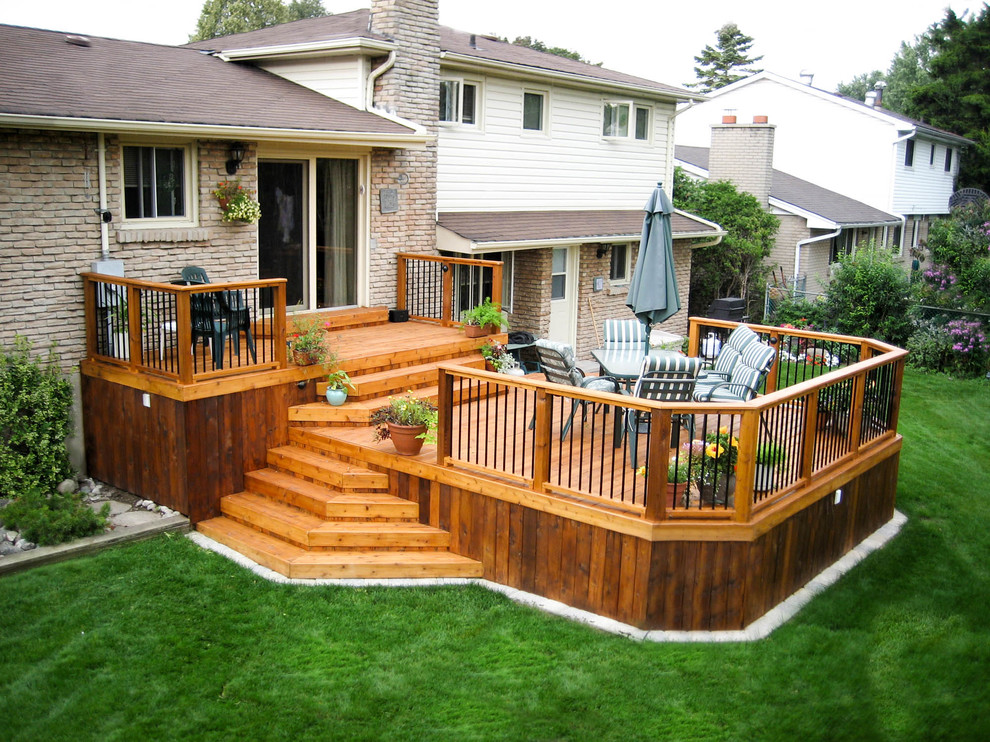 Inspiration for a mid-sized timeless backyard deck remodel in Toronto with no cover