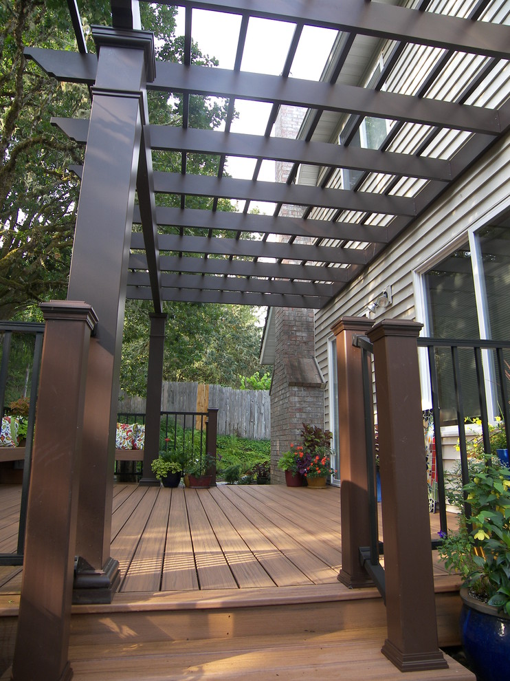 Ejemplo de terraza contemporánea de tamaño medio en patio trasero con jardín de macetas y pérgola