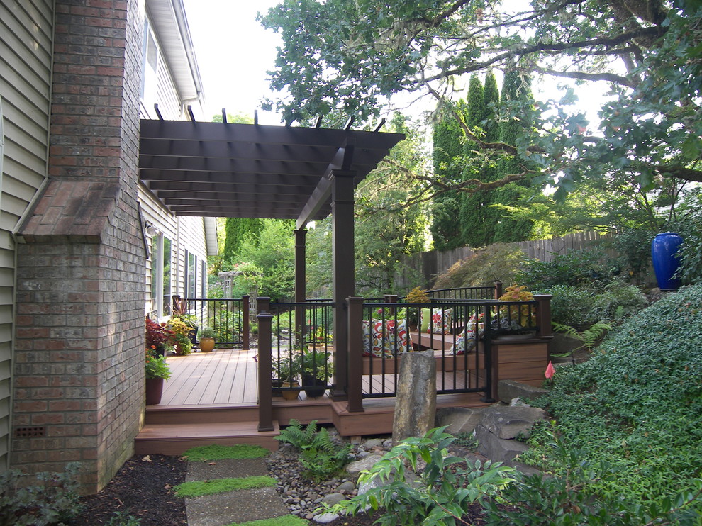 Ispirazione per una terrazza contemporanea di medie dimensioni e dietro casa con un giardino in vaso e una pergola