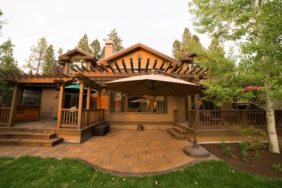 Foto di una terrazza american style dietro casa e di medie dimensioni con una pergola
