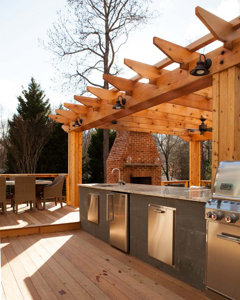 Источник вдохновения для домашнего уюта: пергола на террасе на заднем дворе в стиле модернизм с летней кухней