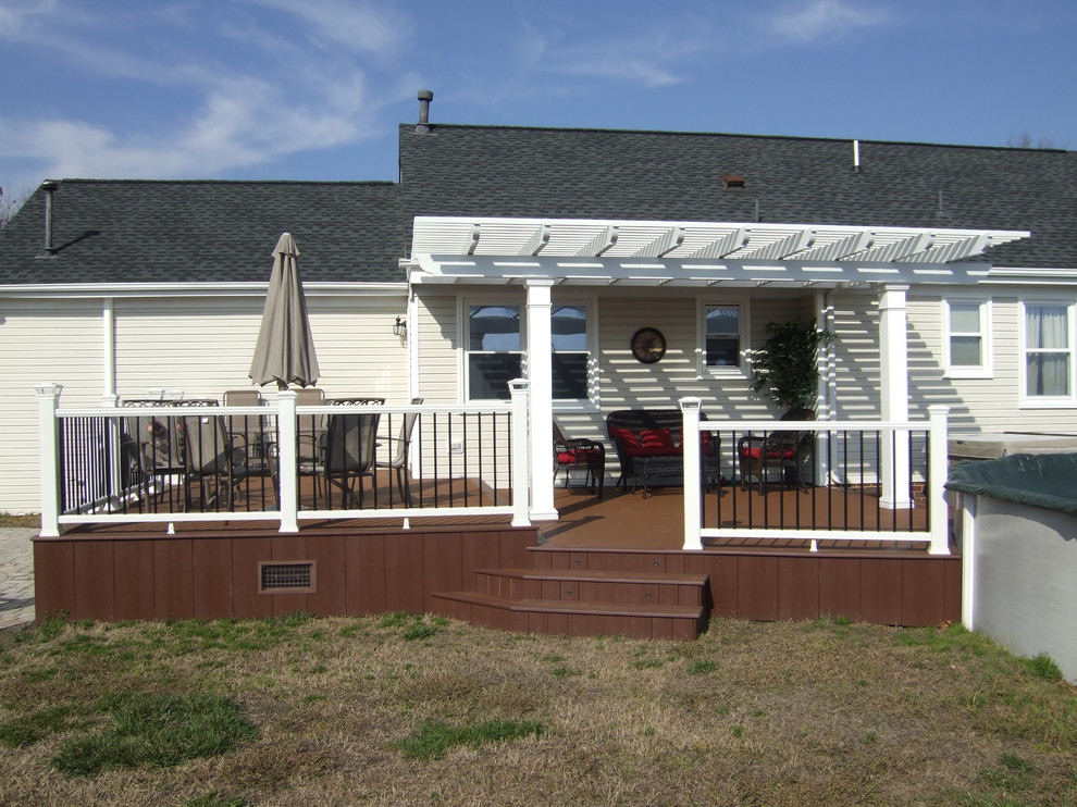 Foto di una grande terrazza chic dietro casa con una pergola