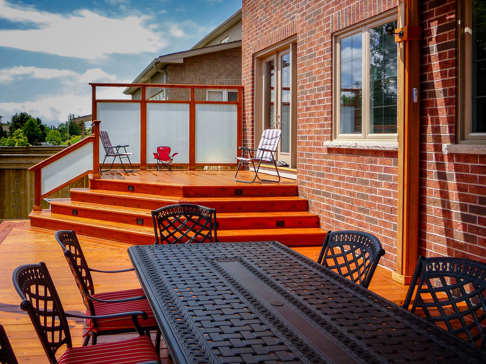 На фото: пергола на террасе среднего размера на заднем дворе в классическом стиле с летней кухней