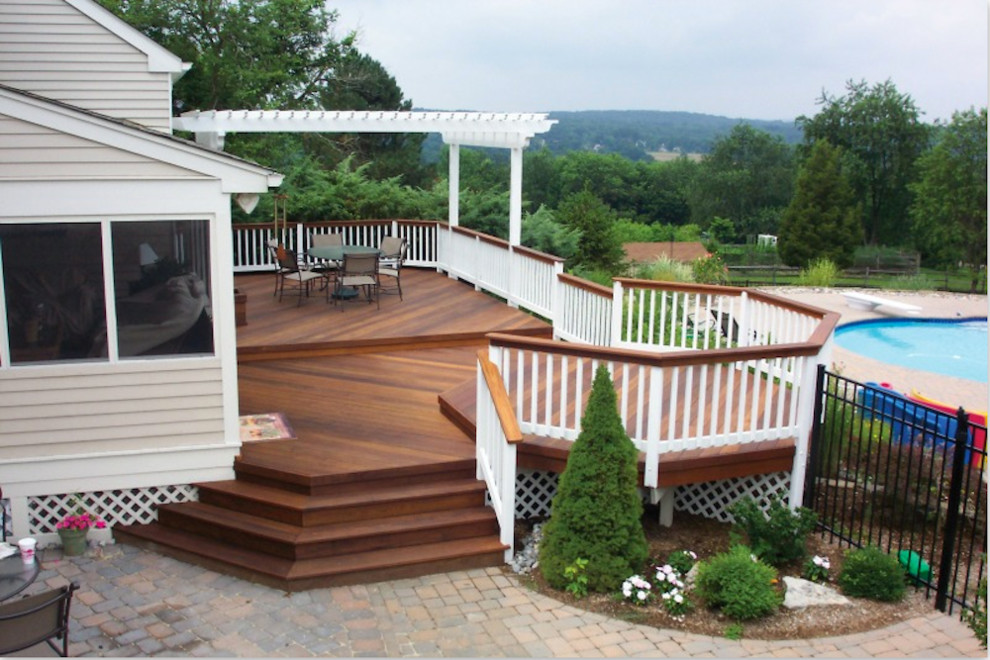 Immagine di una grande terrazza stile americano dietro casa con una pergola