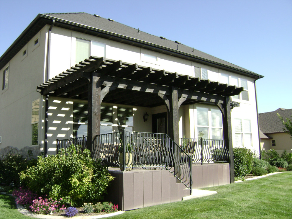 Foto di una terrazza design di medie dimensioni e dietro casa con una pergola