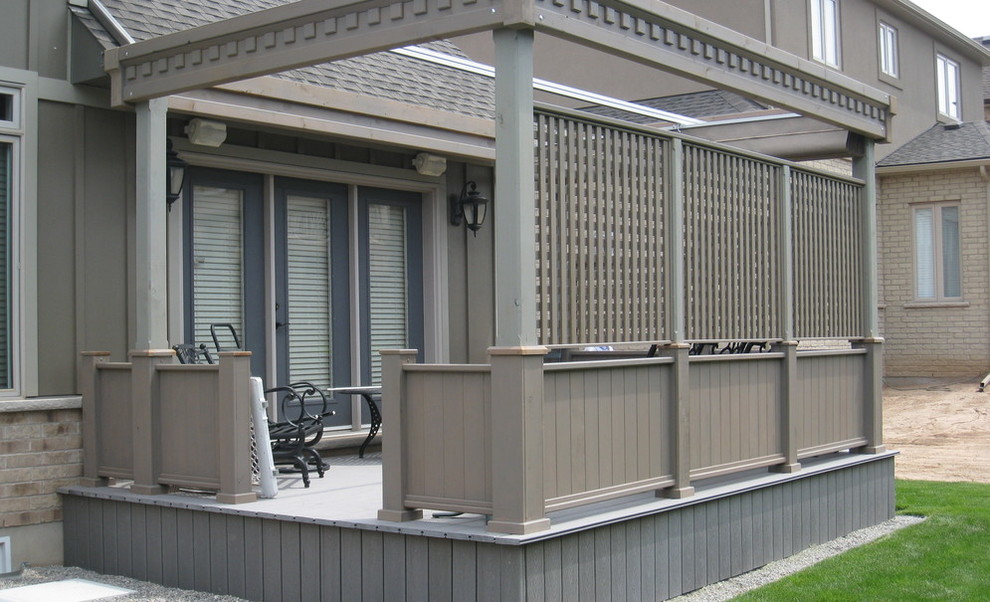 Foto di una terrazza moderna di medie dimensioni e dietro casa con una pergola