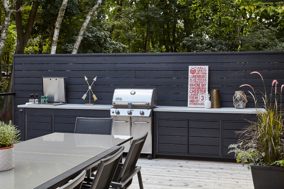 Стильный дизайн: большая терраса на заднем дворе в стиле неоклассика (современная классика) с летней кухней без защиты от солнца - последний тренд