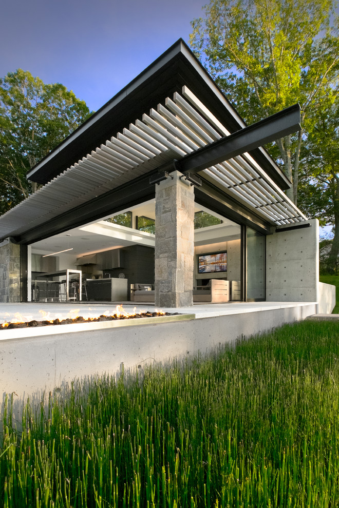 Immagine di una terrazza contemporanea di medie dimensioni e dietro casa con una pergola