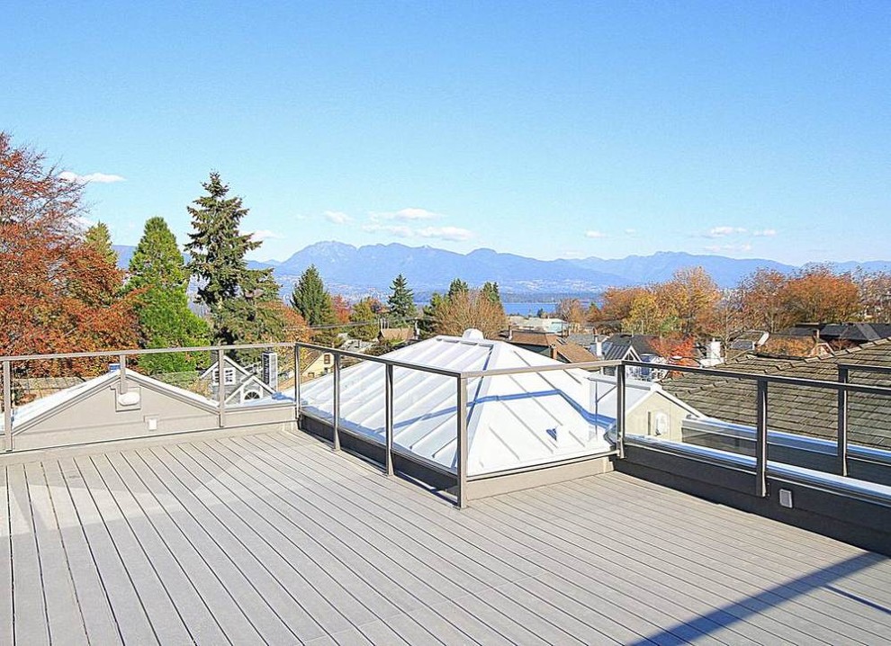 Minimalist deck photo in Vancouver