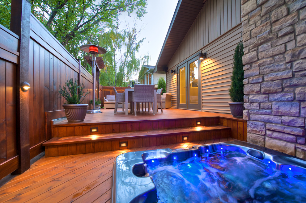 Kleine Klassische Terrasse hinter dem Haus mit Wasserspiel in Calgary