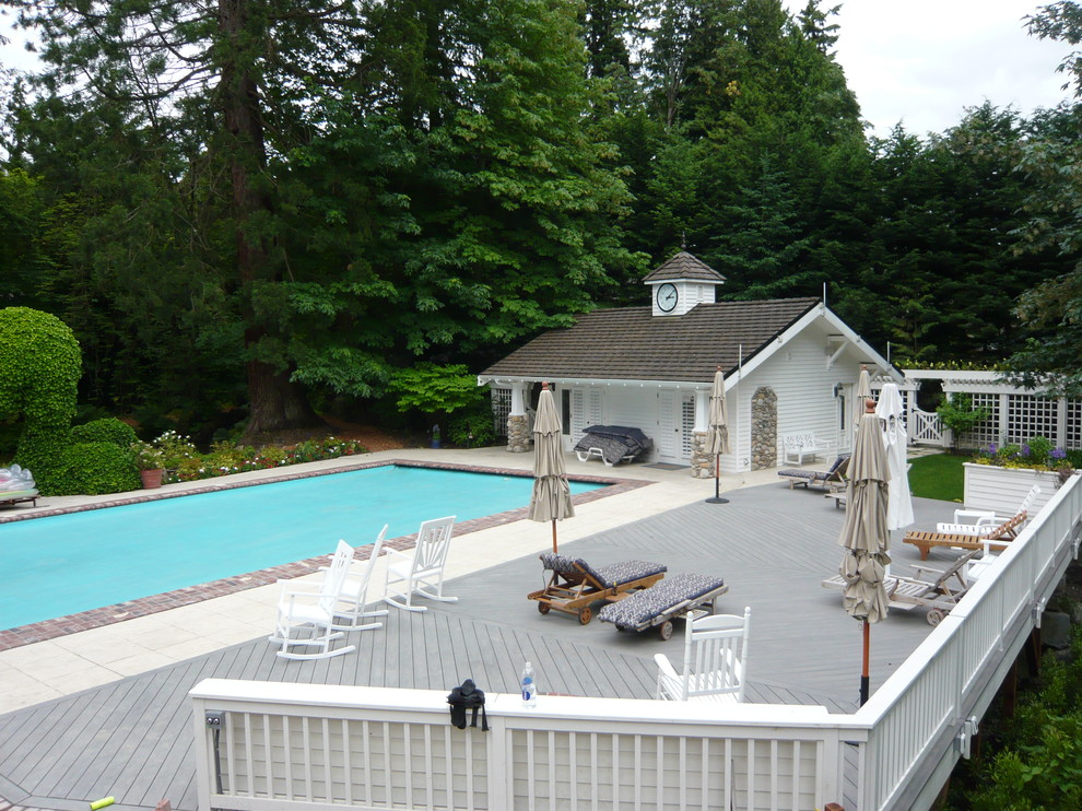 Example of a trendy deck design in Seattle