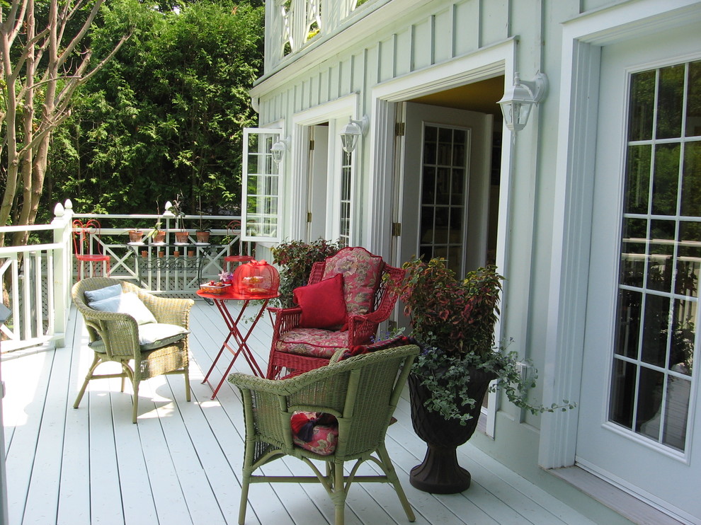 Example of an eclectic deck design in Toronto