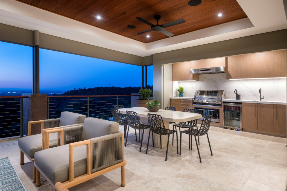 Cette photo montre une grande terrasse tendance avec une cuisine d'été et une extension de toiture.