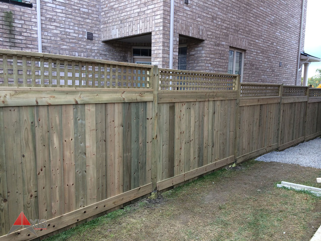 Pressure Treated Fence With Lattice Minimalistisch Terrasse Toronto Von Axis