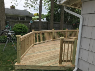 小さいおしゃれなサンタフェスタイルのウッドデッキの画像 21年9月 Houzz ハウズ