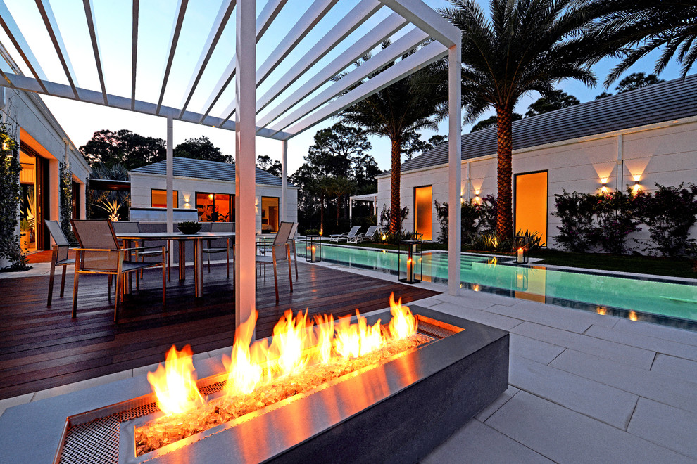 Moderne Pergola Terrasse mit Feuerstelle und Beleuchtung in Miami
