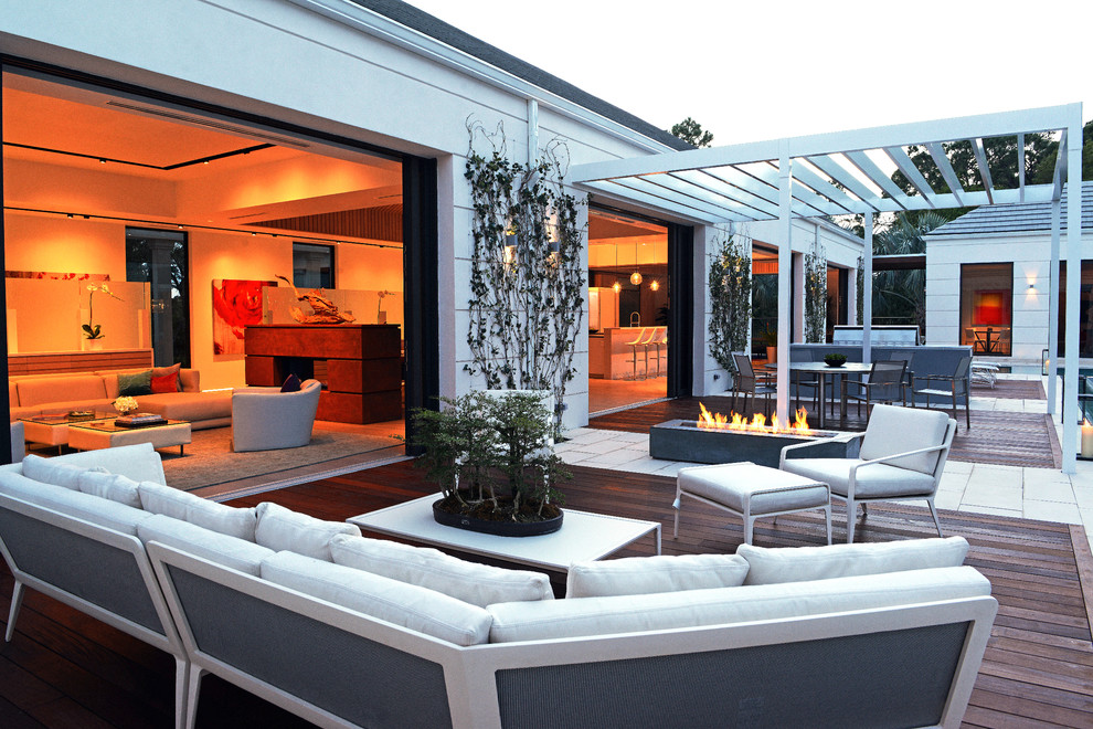 Moderne Pergola Terrasse mit Feuerstelle in Miami