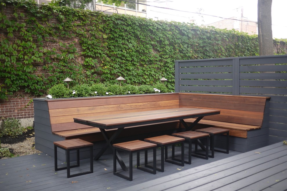 Imagen de terraza contemporánea de tamaño medio sin cubierta en patio trasero con cocina exterior