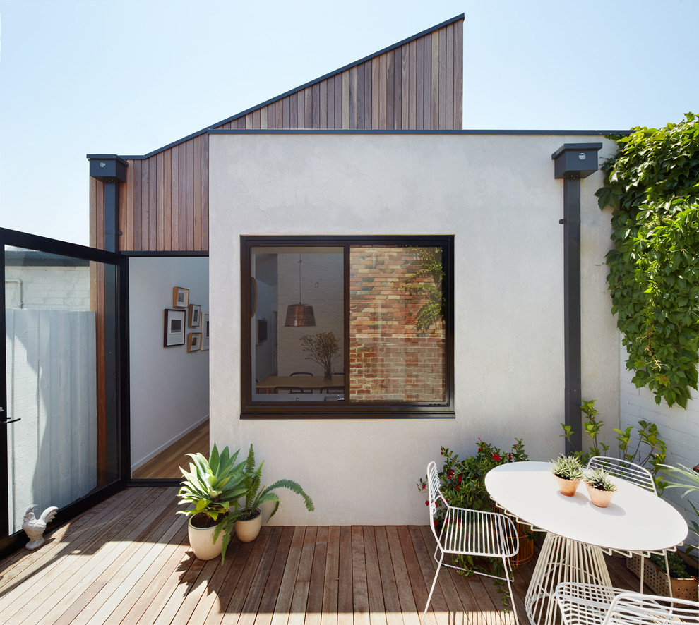 Unbedeckte Moderne Terrasse neben dem Haus mit Kübelpflanzen in Melbourne