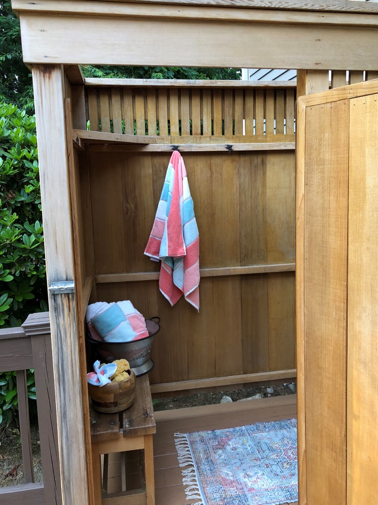 Свежая идея для дизайна: маленький душ на террасе на заднем дворе в классическом стиле без защиты от солнца для на участке и в саду - отличное фото интерьера