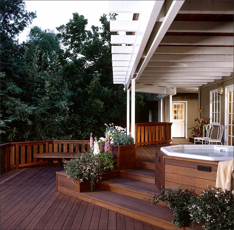 Modelo de terraza clásica renovada de tamaño medio en patio trasero con jardín de macetas y pérgola