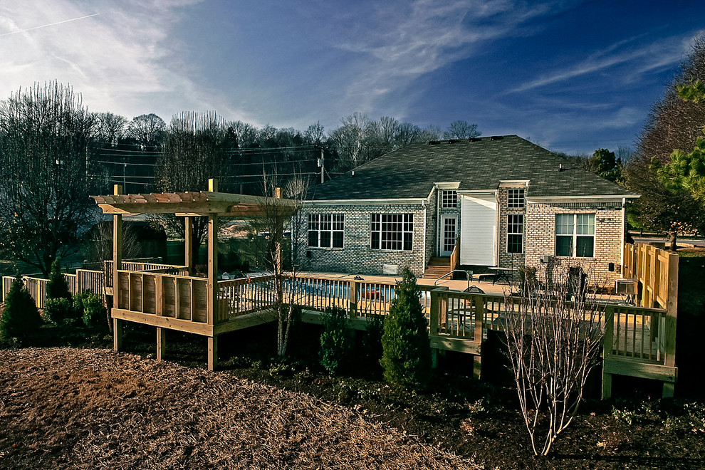 Example of a trendy deck design in Nashville