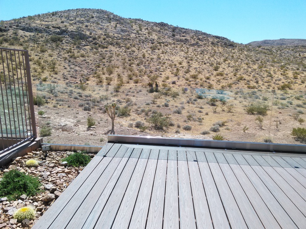 На фото: терраса среднего размера на заднем дворе в современном стиле без защиты от солнца с