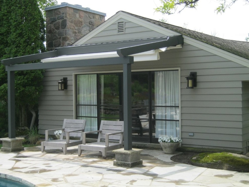 Diseño de terraza contemporánea pequeña en patio trasero con pérgola