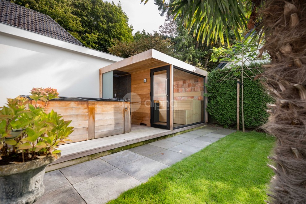 Idee per una terrazza minimalista di medie dimensioni e dietro casa con un tetto a sbalzo