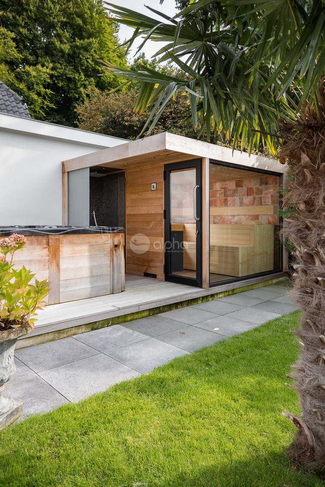 Diseño de terraza minimalista de tamaño medio en patio trasero y anexo de casas con ducha exterior
