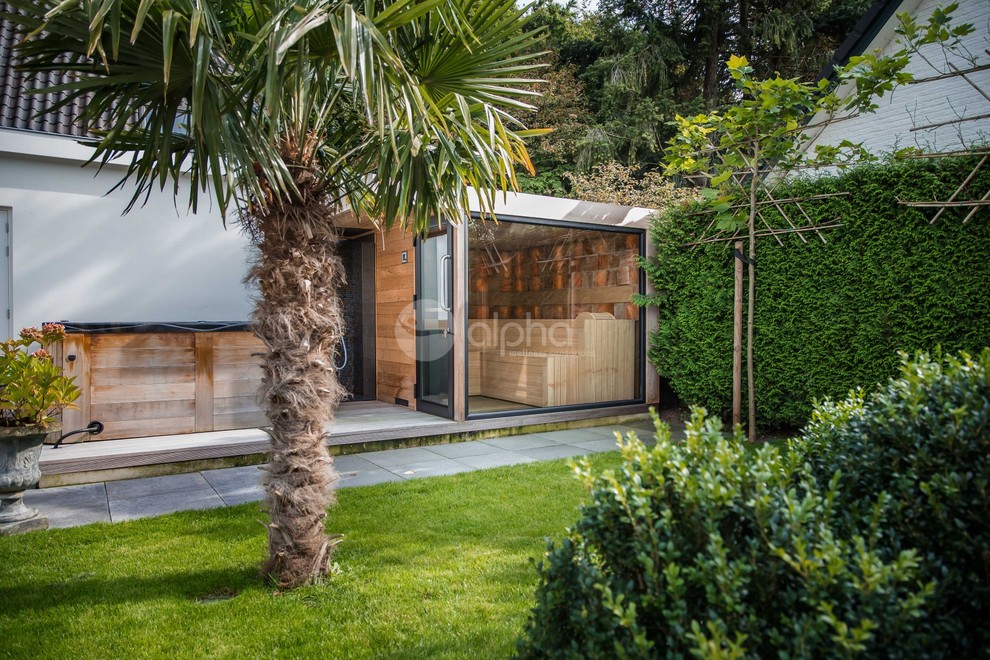 Cette image montre une terrasse avec une douche extérieure arrière minimaliste de taille moyenne avec une extension de toiture.