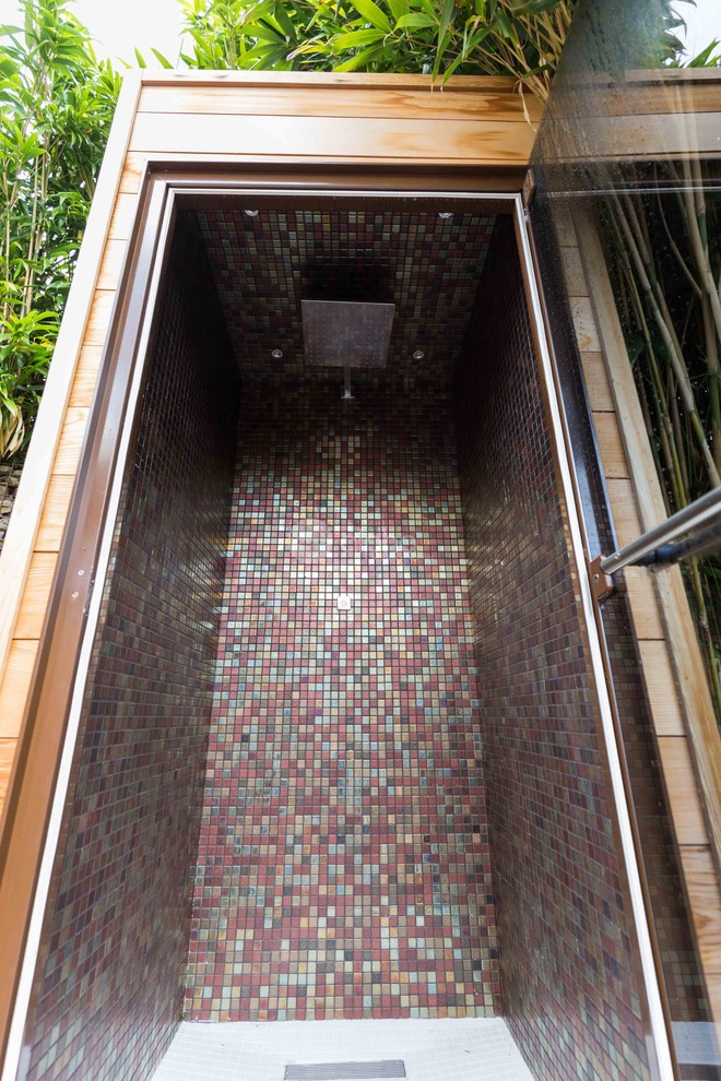 Imagen de terraza contemporánea de tamaño medio en patio trasero con ducha exterior y pérgola
