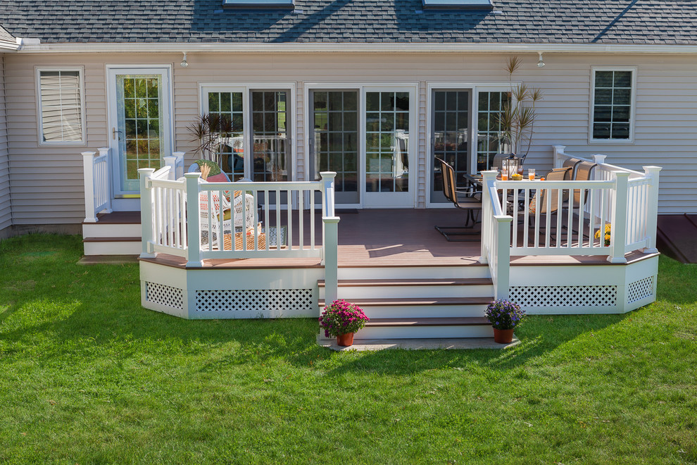 Стильный дизайн: терраса среднего размера на заднем дворе в стиле кантри с обшитым цоколем без защиты от солнца - последний тренд