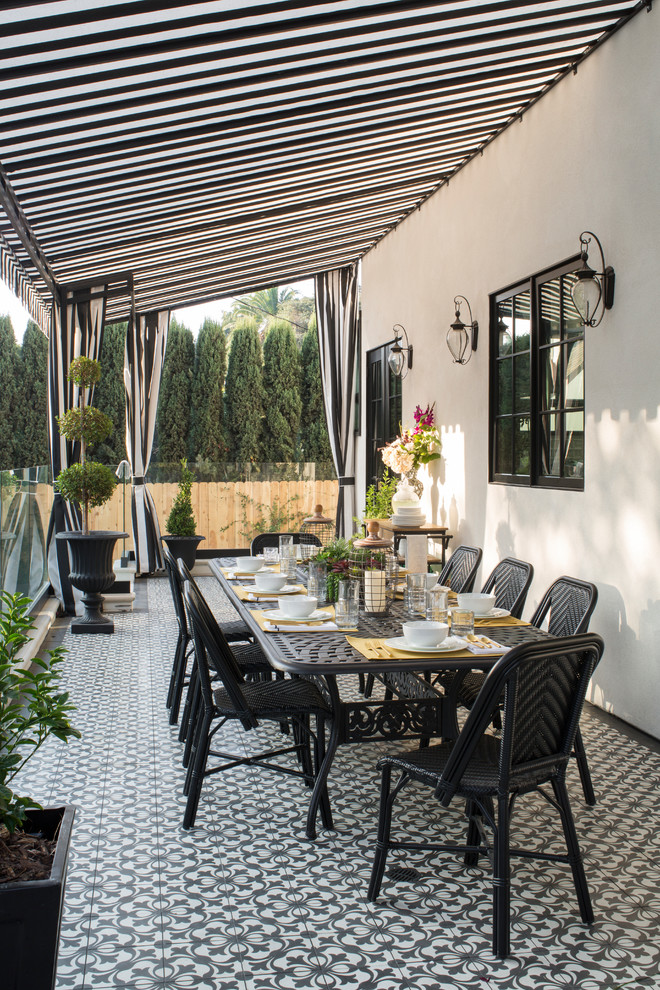 Große Klassische Terrasse hinter dem Haus mit Outdoor-Küche und Markisen in Los Angeles