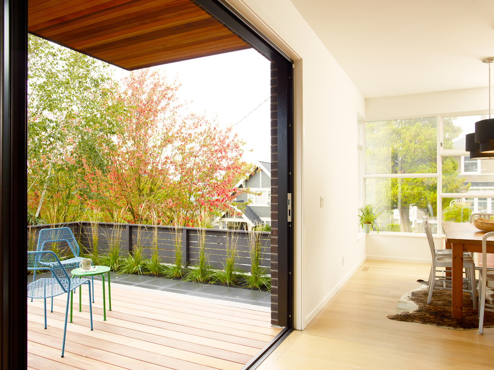 Kleine, Überdachte Moderne Terrasse hinter dem Haus mit Pflanzwand in Seattle