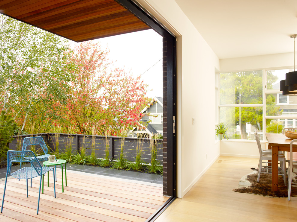 Ispirazione per una piccola terrazza minimalista dietro casa con un tetto a sbalzo