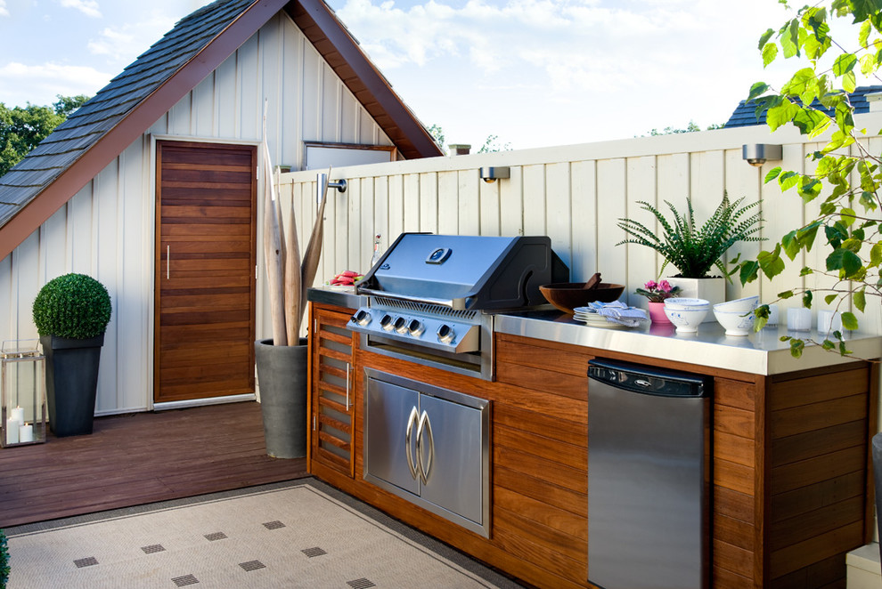 Example of a trendy deck design in Toronto with no cover