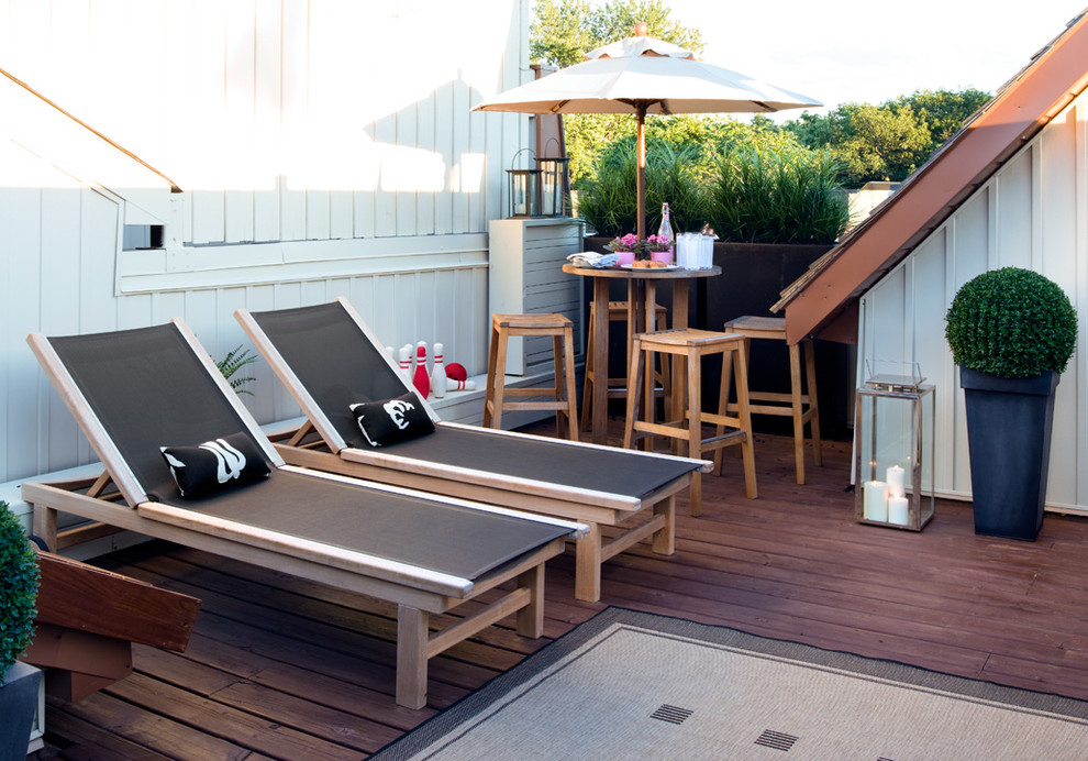 Trendy deck photo in Toronto with no cover