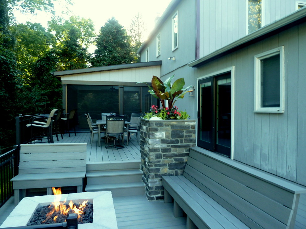 Foto di una terrazza minimal di medie dimensioni e dietro casa con un focolare e un tetto a sbalzo