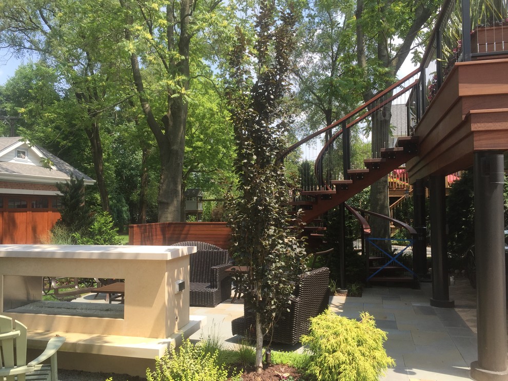 Свежая идея для дизайна: большая терраса на заднем дворе в стиле модернизм с растениями в контейнерах и навесом - отличное фото интерьера