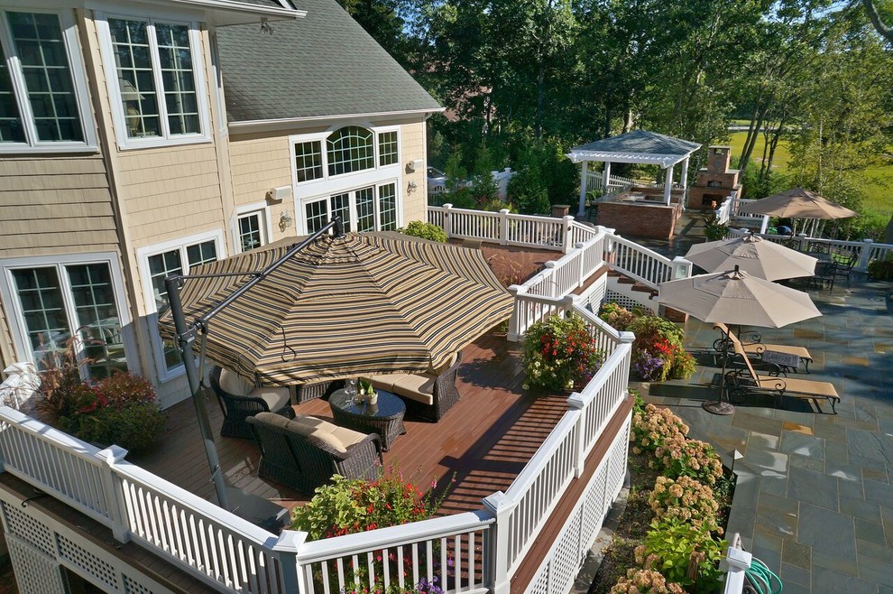 Свежая идея для дизайна: большая терраса на заднем дворе в классическом стиле без защиты от солнца - отличное фото интерьера