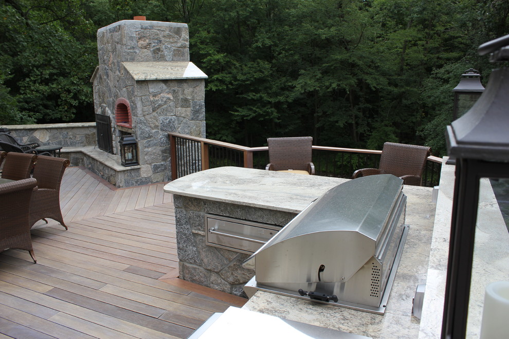 Imagen de terraza clásica renovada grande sin cubierta en patio trasero con brasero