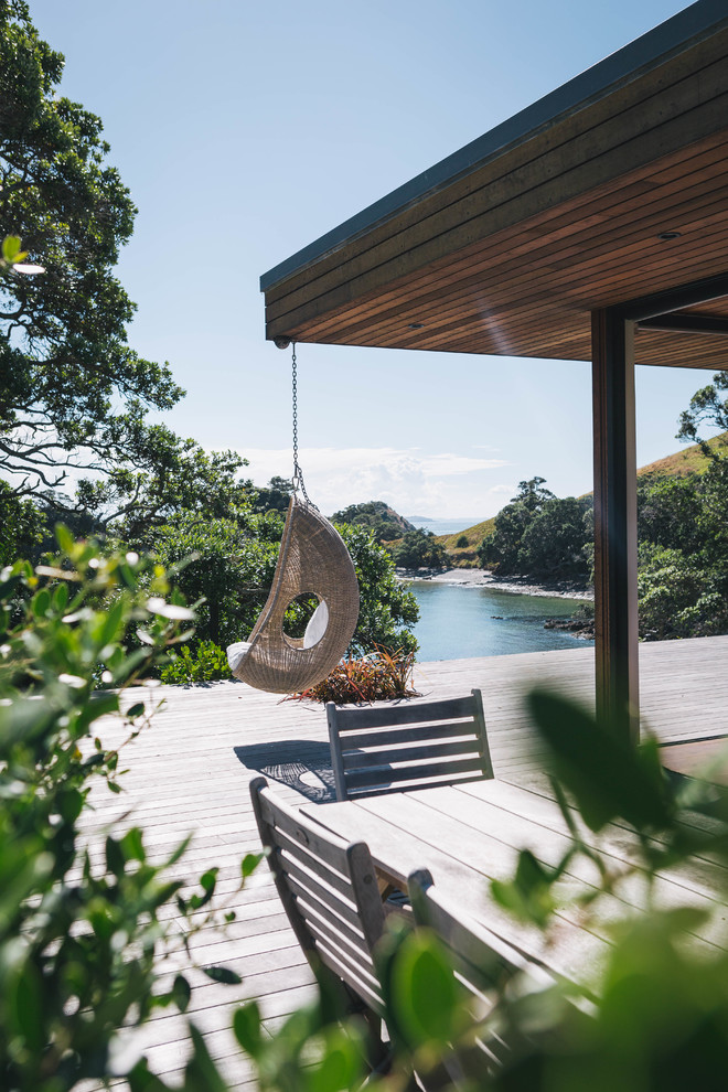 Island style deck photo in Auckland