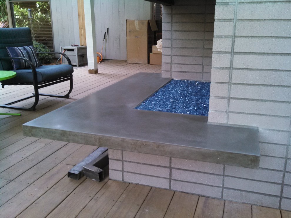 Modelo de terraza retro de tamaño medio en patio trasero con brasero
