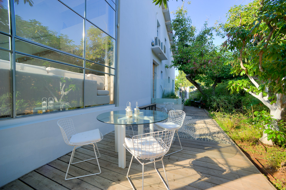 Inspiration for a contemporary backyard deck remodel in Tel Aviv